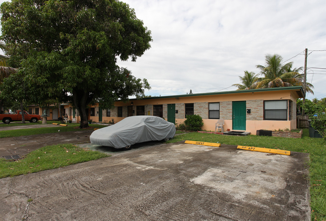 228 SE 9th St in Hallandale Beach, FL - Building Photo