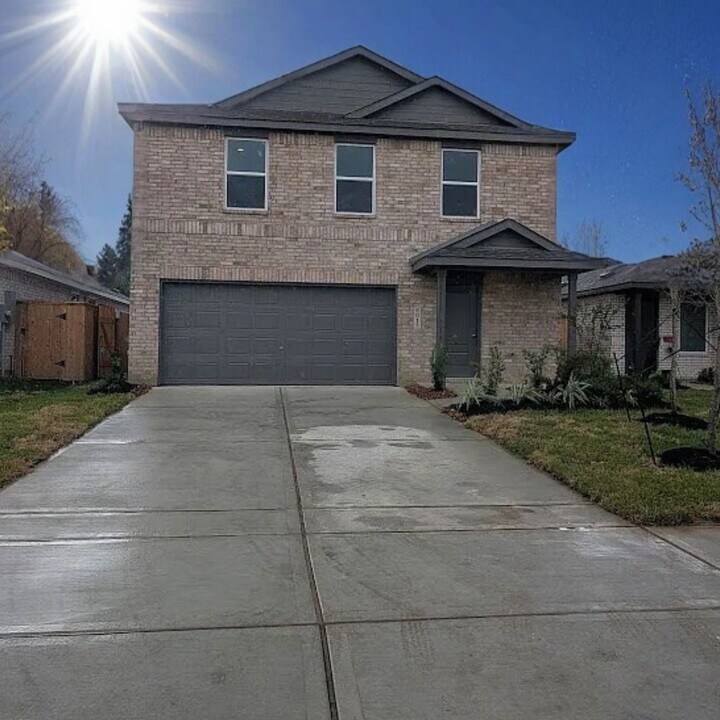 9015 Rose Pelican Ln in Baytown, TX - Building Photo