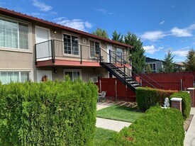 526 S 40th Ave in West Richland, WA - Building Photo