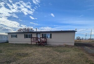 8216 Homedale Rd in Klamath Falls, OR - Building Photo