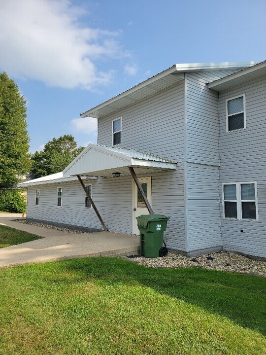 720 Pine St in Dumont, IA - Foto de edificio