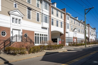 Seaside Village in Niantic, CT - Foto de edificio - Building Photo