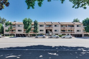 12244 Riverside Dr in Valley Village, CA - Building Photo