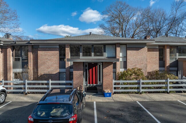 160 Fairfield Woods Rd in Fairfield, CT - Building Photo - Building Photo