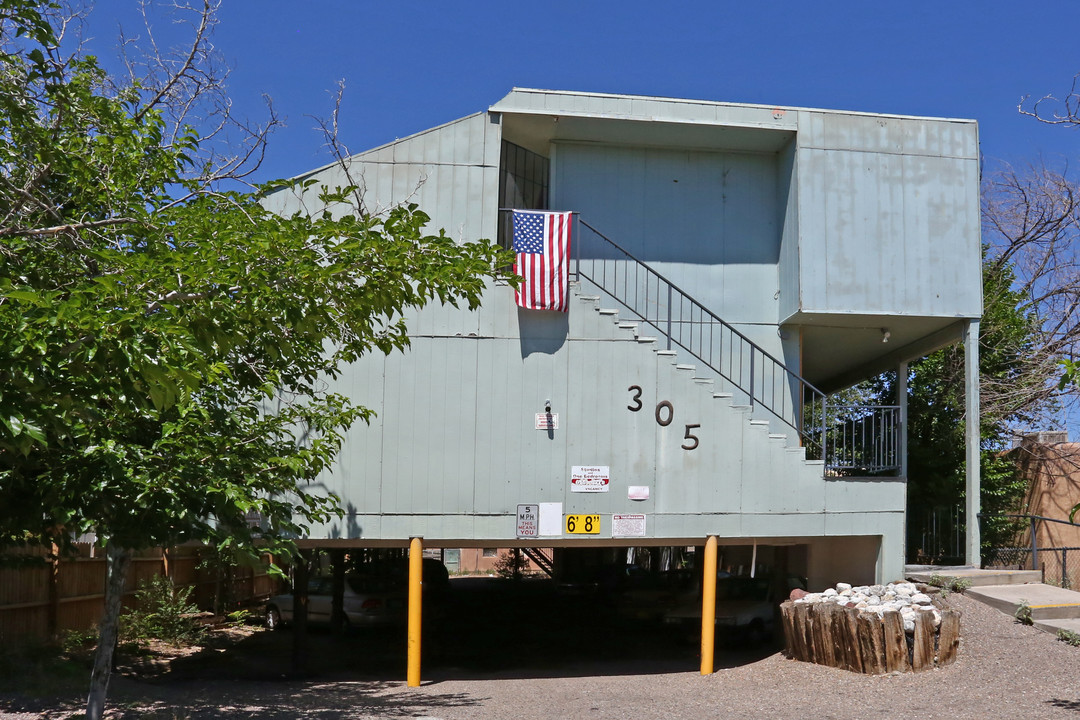 305 Princeton Dr SE in Albuquerque, NM - Building Photo