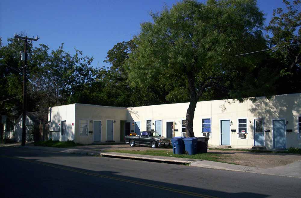 2350 E Houston St in San Antonio, TX - Building Photo