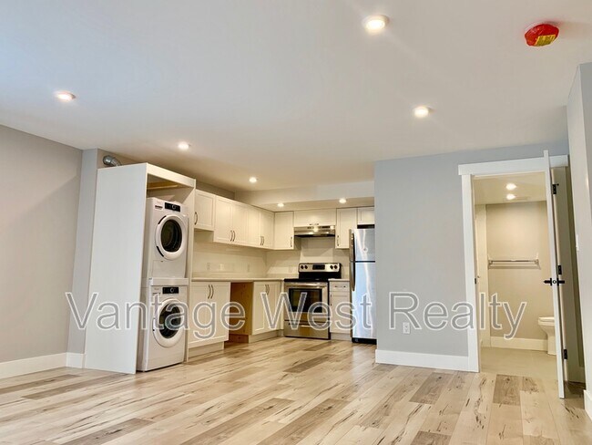 1310-1310 Mine Hill Dr in Kelowna, BC - Building Photo - Building Photo