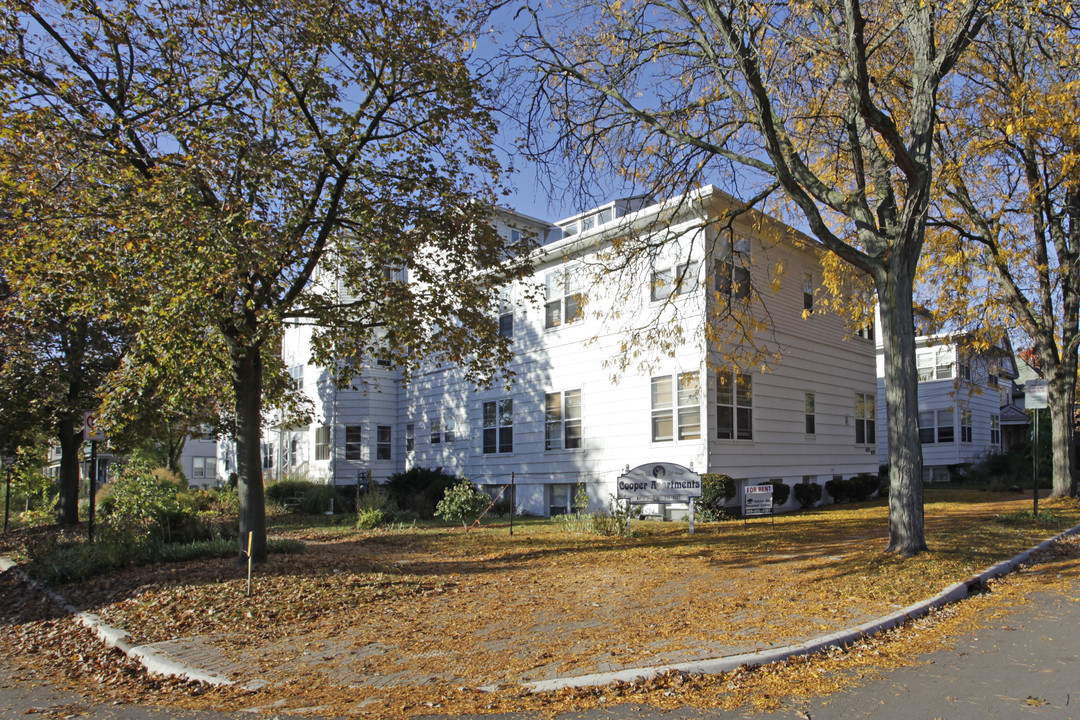 Cooper's Apartments in Kalamazoo, MI - Foto de edificio