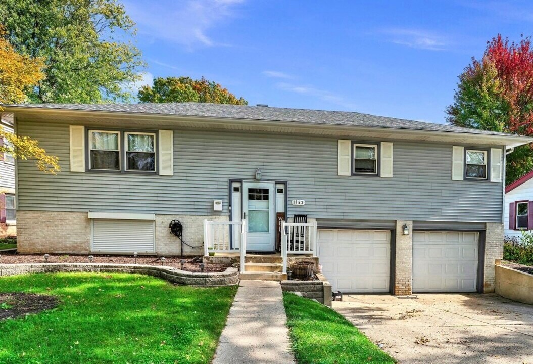 1153 Blackhawk Dr in Elgin, IL - Building Photo