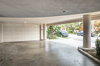3819 E Livingston Dr in Long Beach, CA - Foto de edificio - Building Photo