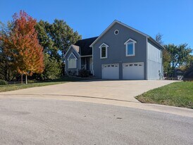 1637 E Sheridan Bridge Ln in Olathe, KS - Building Photo