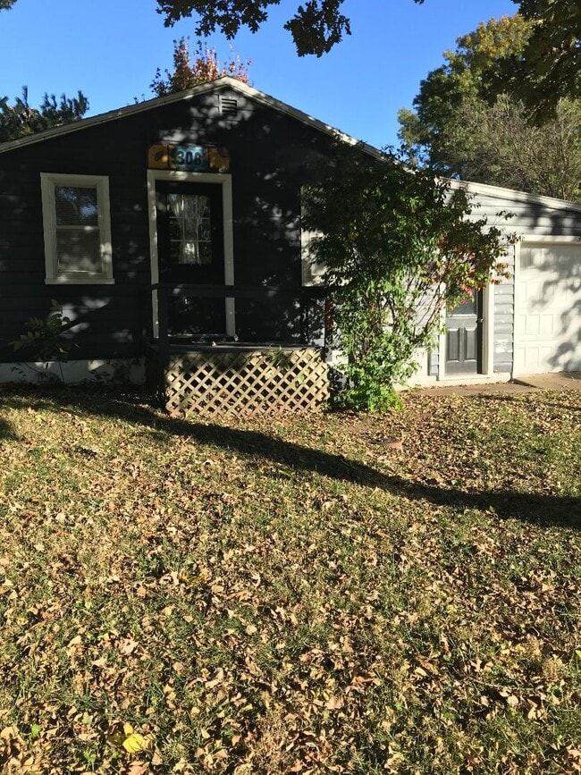 306 S Kirkwood St in Highland, KS - Building Photo - Building Photo