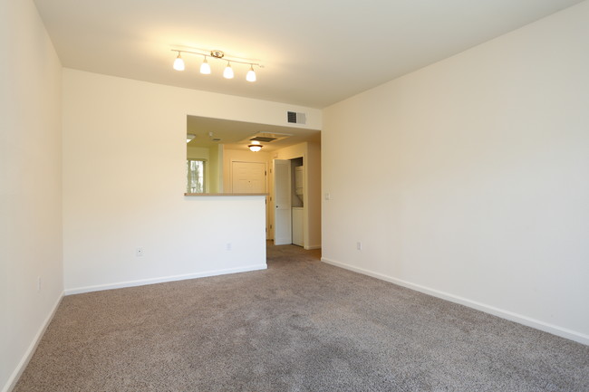 Cornerstone Apartments in San Ramon, CA - Building Photo - Interior Photo