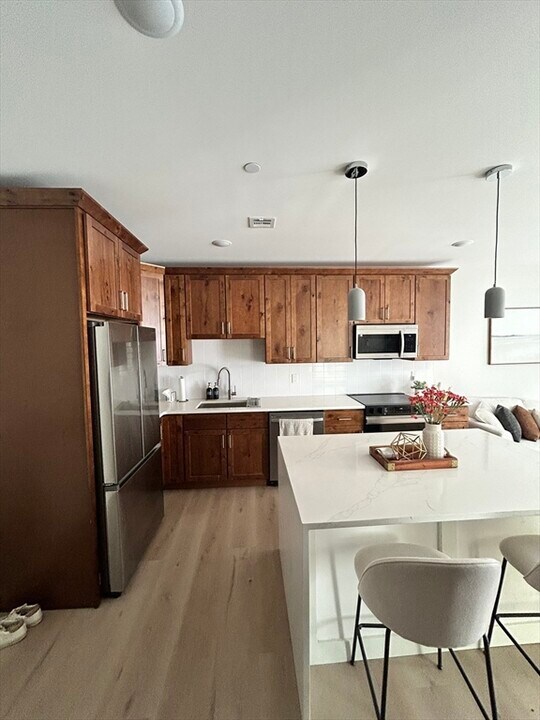 400 W Broadway in Boston, MA - Building Photo