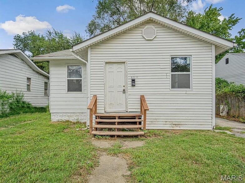 5611 Hallows Ave in East St. Louis, IL - Building Photo