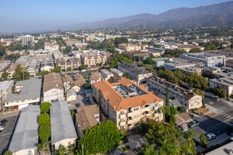 Residential Condominium in Burbank, CA - Foto de edificio - Building Photo