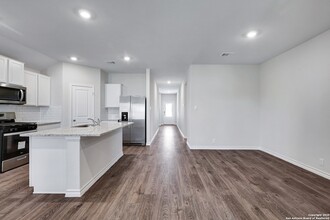 21276 Millstream Bnd in San Antonio, TX - Building Photo - Building Photo