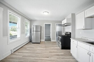 1370 Worcester St in Springfield, MA - Foto de edificio - Building Photo