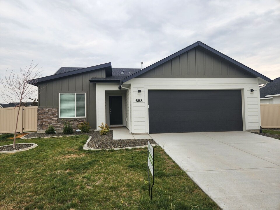688 W Screech Owl Dr in Kuna, ID - Building Photo