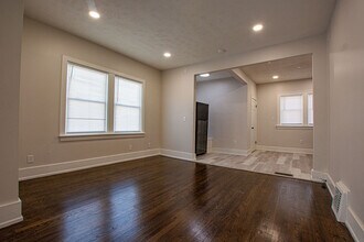 3812 Dodge St in Omaha, NE - Building Photo - Building Photo