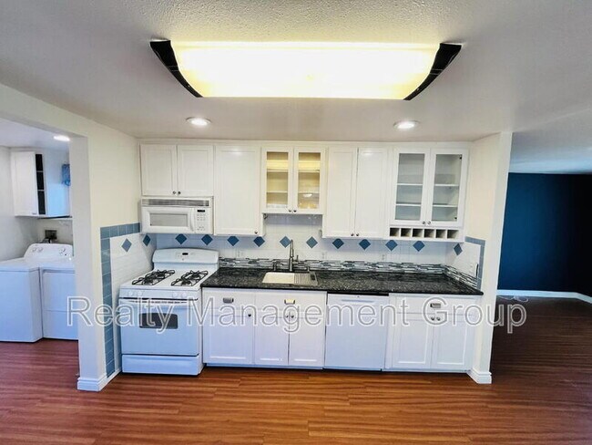 246 Loma Vista Pl in El Cajon, CA - Foto de edificio - Building Photo