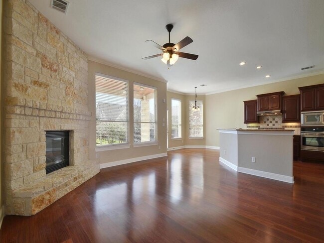 1001 Sunflower Trail in Sunset Valley, TX - Foto de edificio - Building Photo