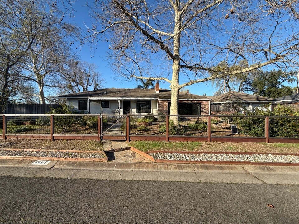3601 Ardmore Rd in Sacramento, CA - Building Photo