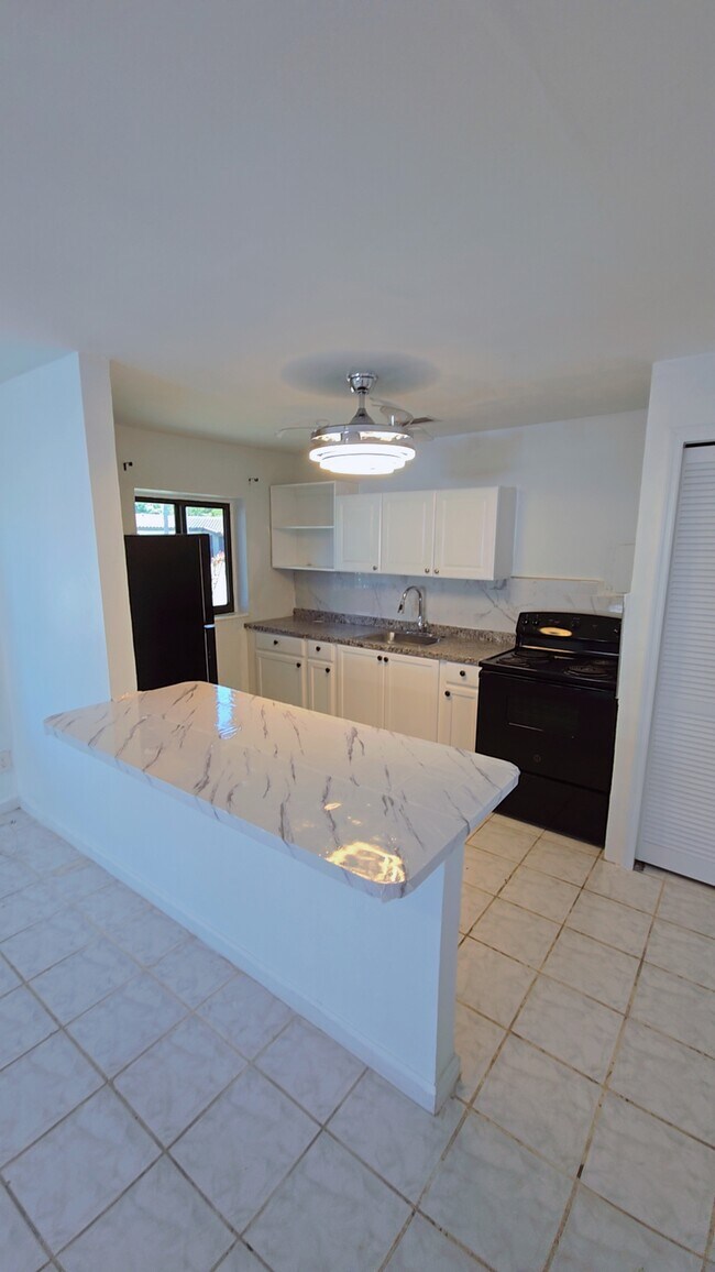 1305 NE 146th St, Unit 1305