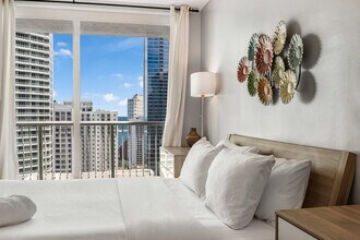 1 SE 12th St in Miami, FL - Building Photo - Building Photo