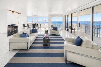 1 Grove Isle Dr in Miami, FL - Foto de edificio - Building Photo