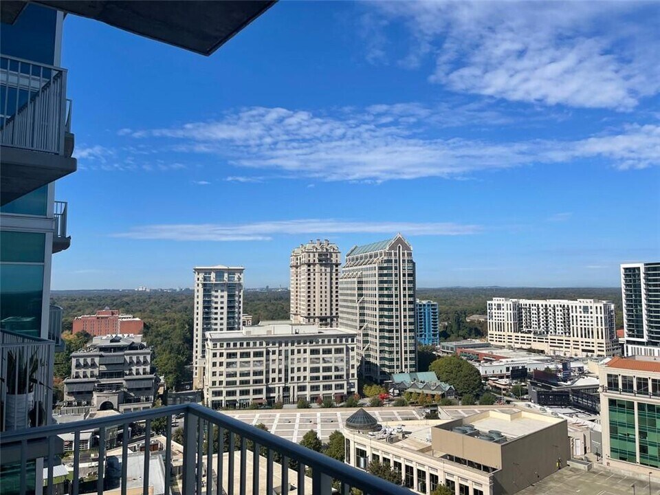 250 Pharr Rd NE in Atlanta, GA - Foto de edificio