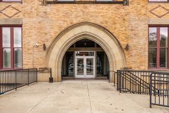 Fifth Avenue School Lofts in Pittsburgh, PA - Foto de edificio - Building Photo