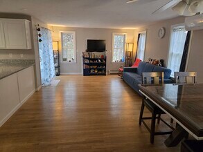 16 Knoll Rd in Hopkinton, MA - Foto de edificio - Building Photo