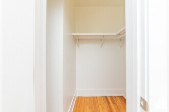 1114 W Addison St, Unit 1122-1 in Chicago, IL - Building Photo - Building Photo