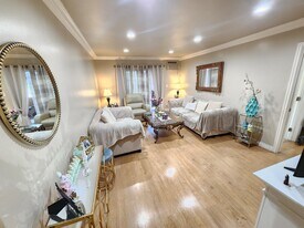 6904 Radford Ave, Unit 7 in North Hollywood, CA - Building Photo