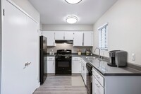 Oak Park Townhomes in Tulare, CA - Building Photo - Building Photo