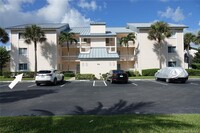 514 NE Plantation Rd in Stuart, FL - Foto de edificio - Building Photo