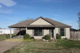 704 N 4th St in Marmaduke, AR - Building Photo
