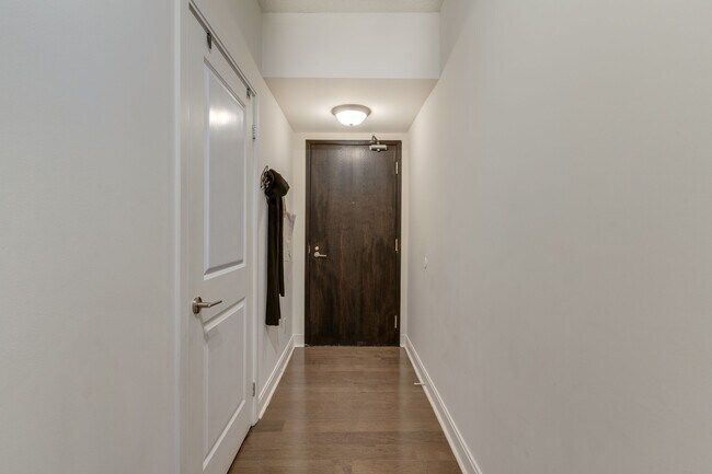 18 Yorkville Ave in Toronto, ON - Building Photo - Building Photo