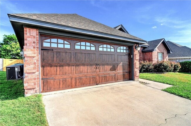 1704 Northbrook Ln in Sherman, TX - Building Photo - Building Photo