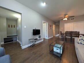 1911 W Addison St in Chicago, IL - Foto de edificio - Building Photo