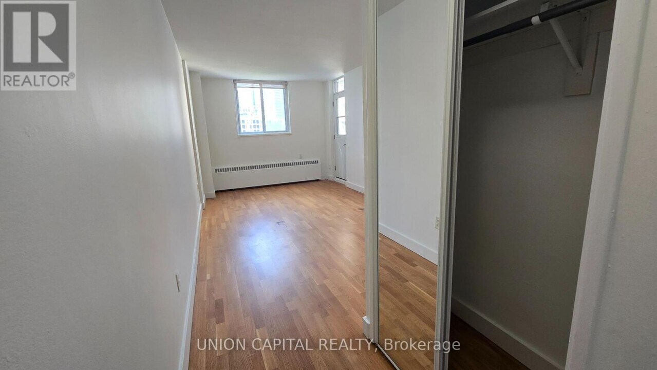 407-230-230 Oak St in Toronto, ON - Building Photo