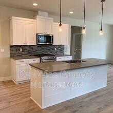 63105 NW Via Cambria in Bend, OR - Building Photo - Building Photo