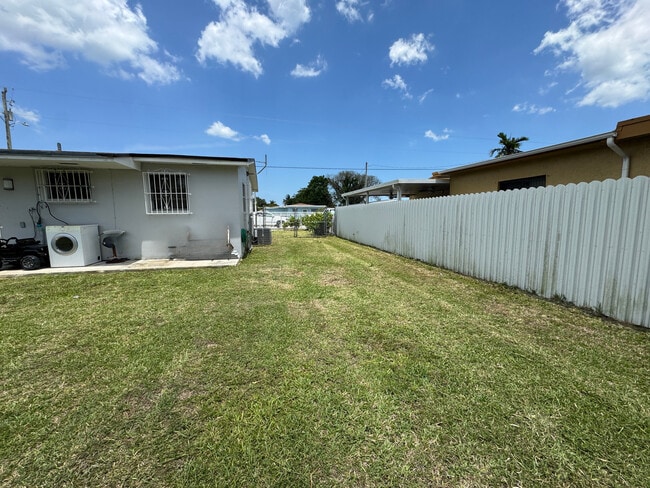 17472 SW 105th Ave in Miami, FL - Building Photo - Building Photo