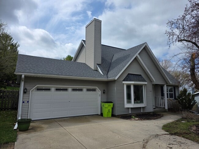 421 Lindenwood Dr in Hartland, WI - Building Photo - Building Photo