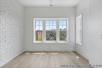 1578 Beacon St, Unit 202 in Brookline, MA - Foto de edificio - Building Photo