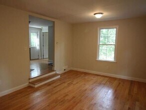 66 Goodhue Rd in Derry, NH - Foto de edificio - Building Photo