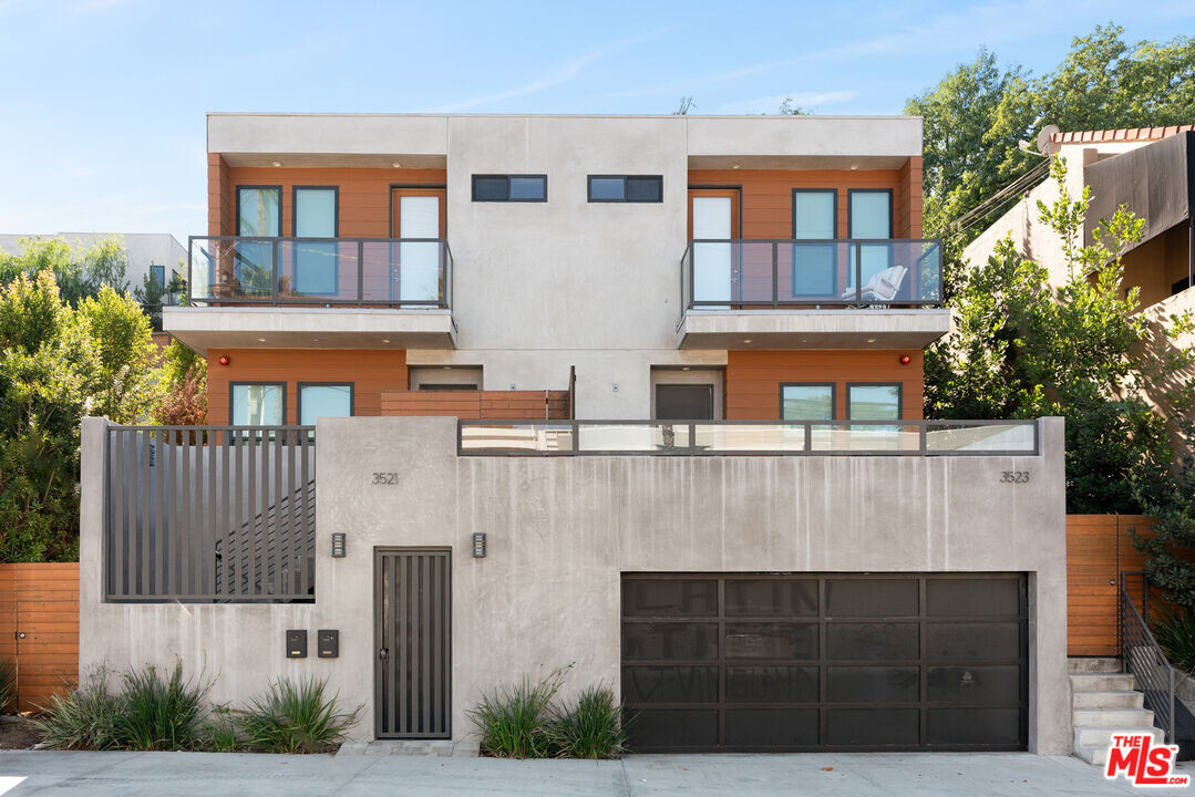 3521 Cahuenga Blvd in Los Angeles, CA - Building Photo