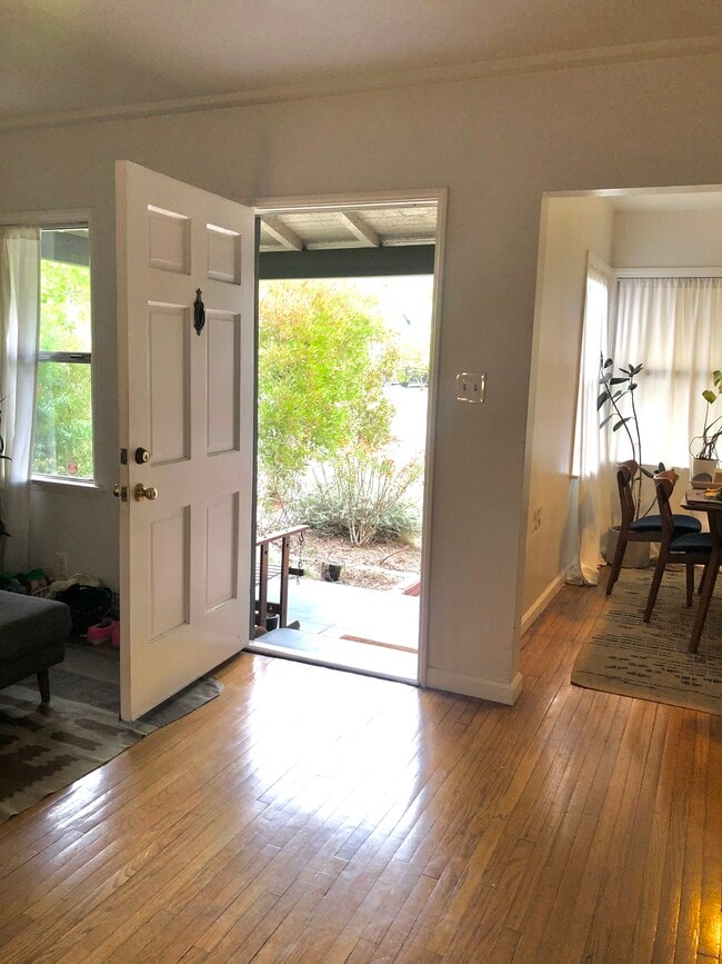 1115 Neola St in Los Angeles, CA - Foto de edificio - Building Photo