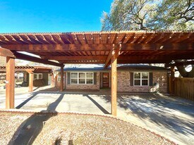 5303 Shady Oak Cir in Kingsland, TX - Building Photo